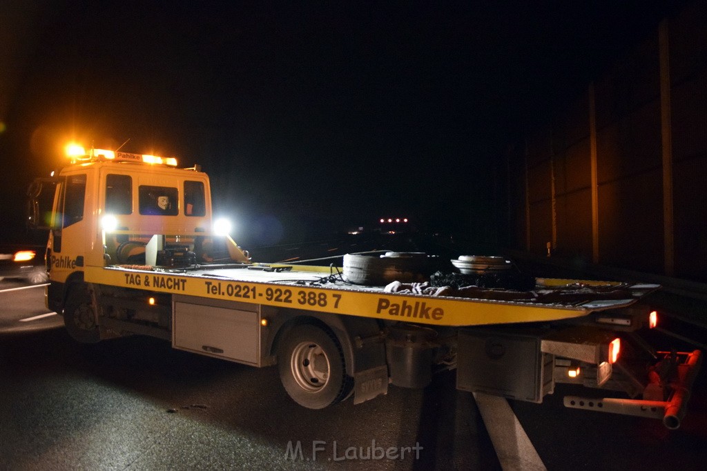 LKW Verfolgung A 3 Rich Oberhausen gestellt mit Nagelbrett Hoehe AS Koeln Dellbrueck P04.JPG - Miklos Laubert